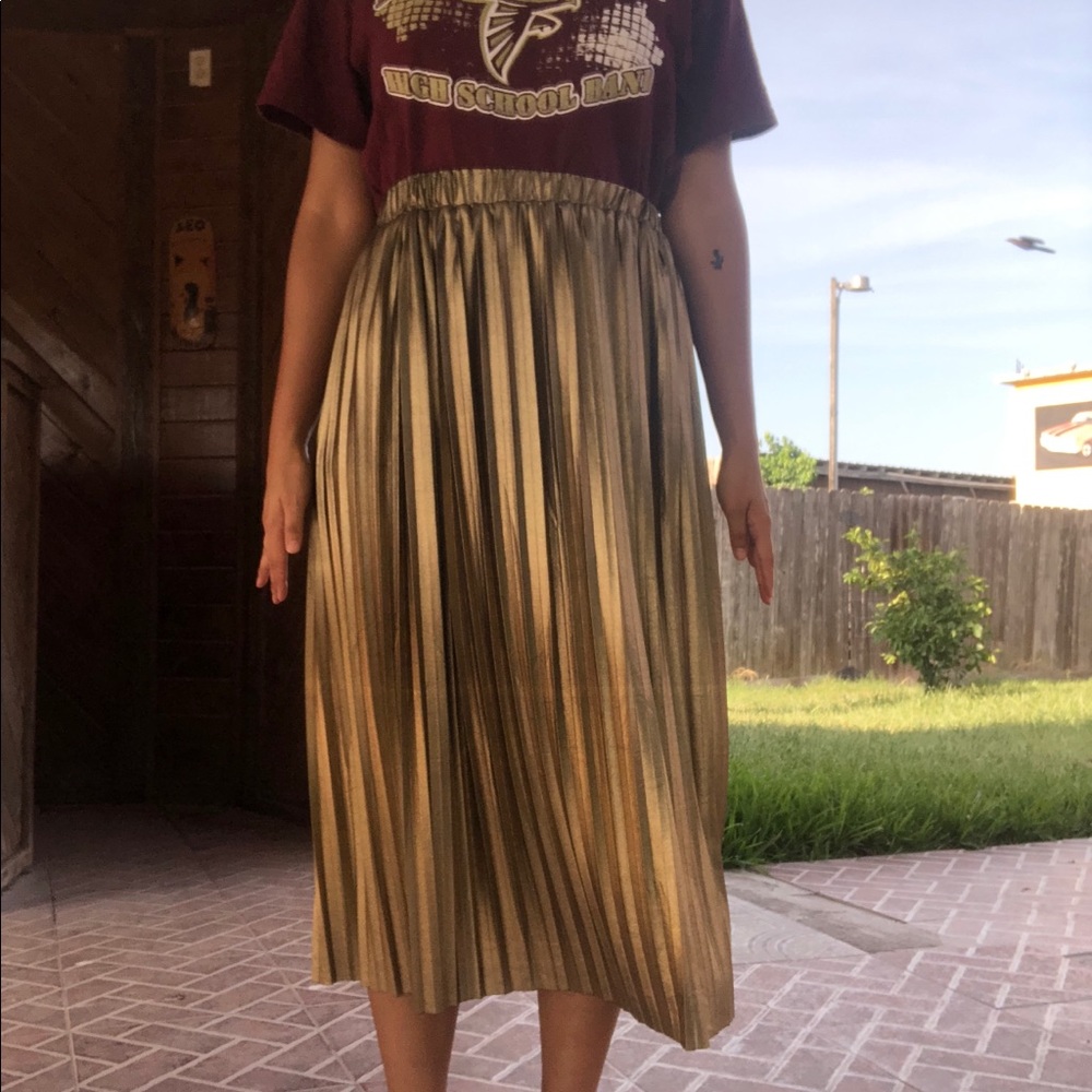 NWT: Francesca’s Pleated Gold Skirt